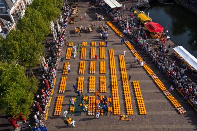 Kaasmarkt bovenaanzicht zomer met kraampjes - Ed van de Pol.jpg